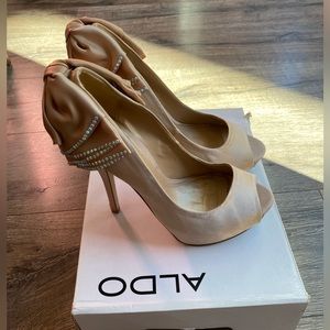 Aldo Satin Nude Crystal Bow Peep-toe Pumps Size 7.5 with box extra heel tips